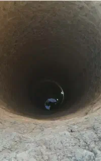 خدمات چاه کنی به صورت دستی انجام می‌شود