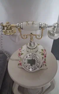 تلفن و میز