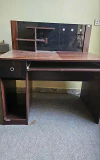 میز تحریر و کامپیوتر در حد نو