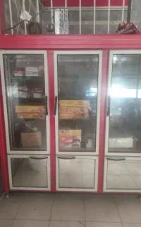 یخچال سه در فروشگاهی ایستاده