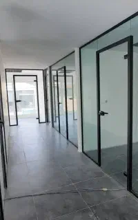 اجرای شیشه سکوریت و درب برقی