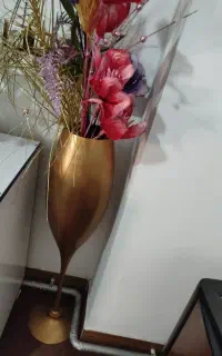 گلدان  ایستاده با سه گل