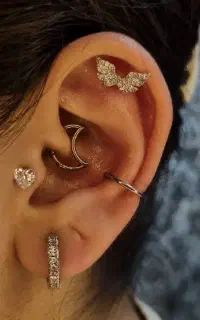 خدمات پیرسینگ در مطب پزشک