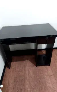 میز تحریر و کامپیوتر