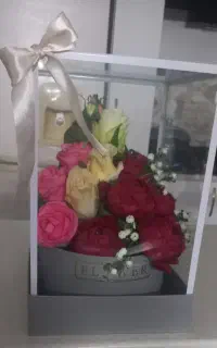 گل مصنوعی داخل باکس