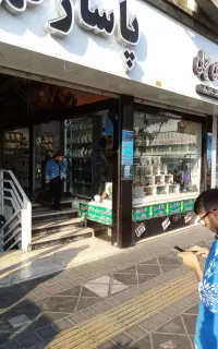 مغازه خیابان اصلی کرج دو دهنه نبش پاساژ  پر تردد
