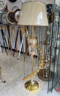 اباژور ایستاده کنار سالنی