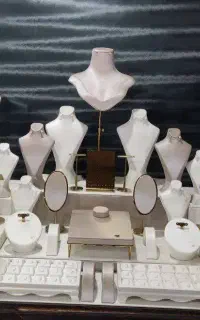 ویترین طلافروشی دکور طلا مانکن طلا