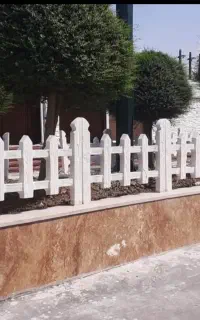 موزائیک در نرده سنگی دور باغچه طرح چوب