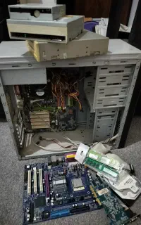 رم کامپیوتر یا کیس DDR2 عتیقه نو یک گیگ و هارد