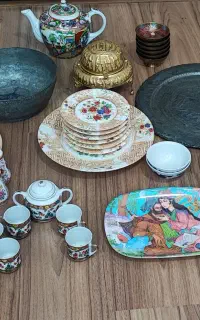 تعدادی ظرف قدیمی و جدید،ملامین و مسی وغیره