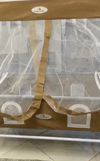 تخت کنار مادر