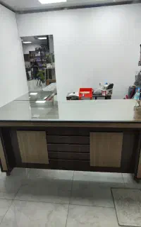 میز مدیریت همراه با شیشه
