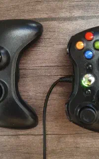 دو دسته بازی Xbox 360 سیمی