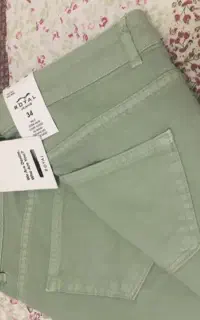 شلوارجین زنونه و پیرهن بچگانه
