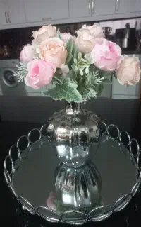 سینه آینه ای با گل و گلدان