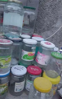 تعدادی شیشه مربا و رب