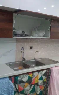اجرای کاشی بین کابینت