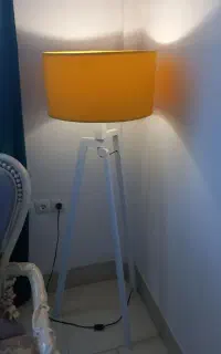 آباژور ایستاده