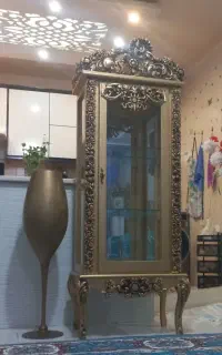 بوفه چوبی و گلدان شیشه ای در حد نو