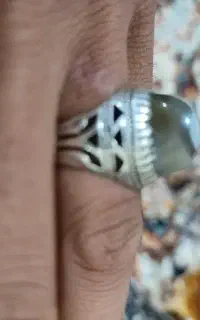 یک  انگشتر به فروش می‌رسد