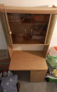 میز تحریر و کتابخانه