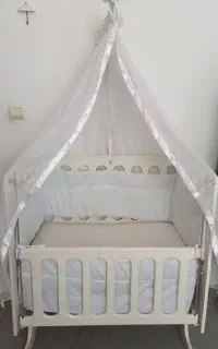 تخت کنار مادر
