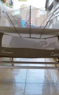 تخت کنار مادر و گهواره نو