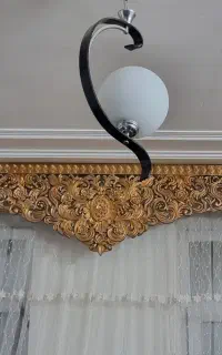 قاب طلایی بالای پرده