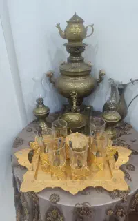 سماور زغالی با قوری و پارچ وچراغ وسرویس‌چایخوری