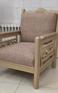 یک عدد مبل چوبی تازه تعویض رنگ و ابر و پارچه