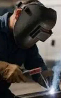 شاگرد و استاد کار  ماهر درب و پنجره سازی