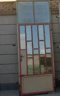 دو عدد درب ورودی ساختمان و یک عدد پنجره