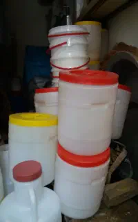 تعدادی دبه وسطل ماست وخیار شور