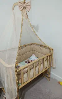 تخت کودک کنار مادر