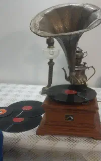 گرامافون چوبی قدیمی