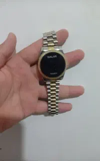 یک عدد ساعت رنگ ثابت