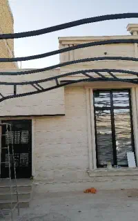 رنگ آمیزی ونقاشی در پنجره ساختمان