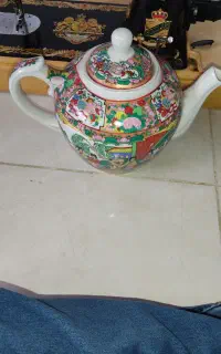 قوری قدیمی بزرگ