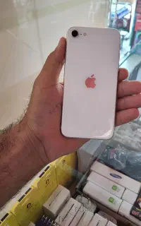 ایفون se2020باحافظه ۱۲۸ گیگ