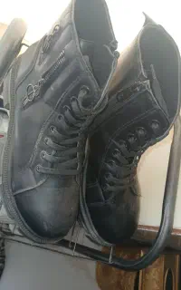 کفش پسرانه سایز ۳۹ تا ۴۰ میخوره