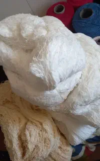 نخ مخمل رنگ سفید وکرم به صورت کلاف باقیمت فوق العا