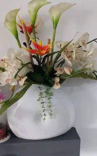 گلدان با گل ارکیده مصنوعی