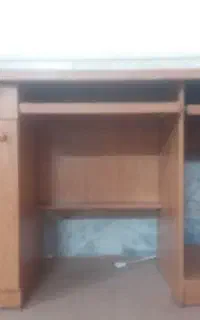 میزتحریر و کامپیوتر