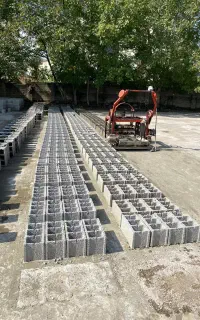 کارگر ساده در بلوک زنی