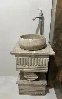 روشویی سنگی به همراه شیر