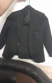 با سلام کت شلوار نو همراه  با پیراهن سفید سایز 2