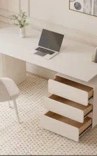 میز اداری کم‌جا و اسپرت