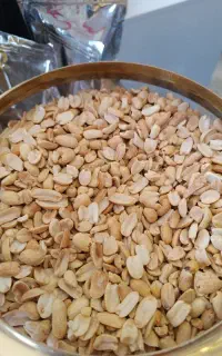 کره بادام زمینی در حضور مشتری