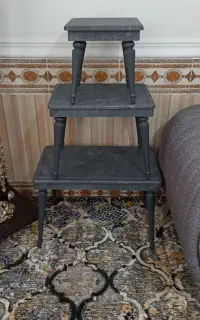 میز و سه عدد گل میز
